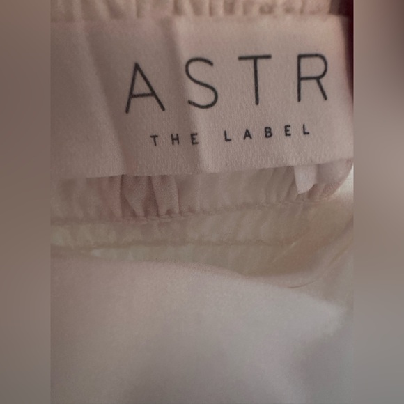 New Women’s ASTR the Label White Ruched Crop Top, size Medium - Picture 4 of 8